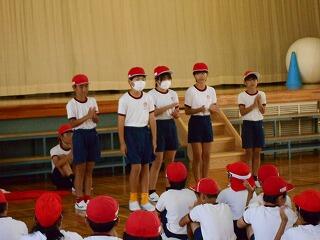 赤団のリーダーのあいさつのようす