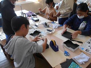 化粧箱づくりのようす