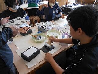 化粧箱づくりのようす