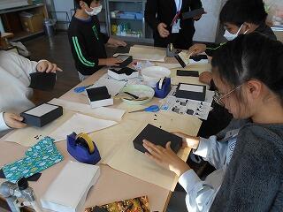 化粧箱づくりのようす