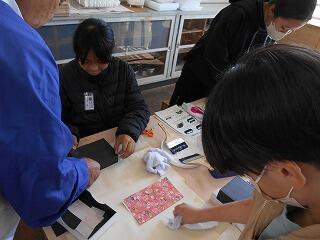 化粧箱づくりのようす