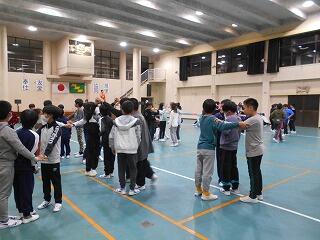 キャンドルの集いでのレクリエーションのようす