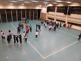 キャンドルの集いでのレクリエーションのようす