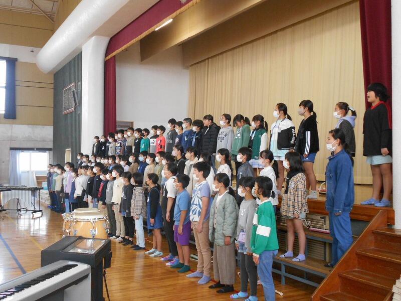 ４年生の音楽発表のようす