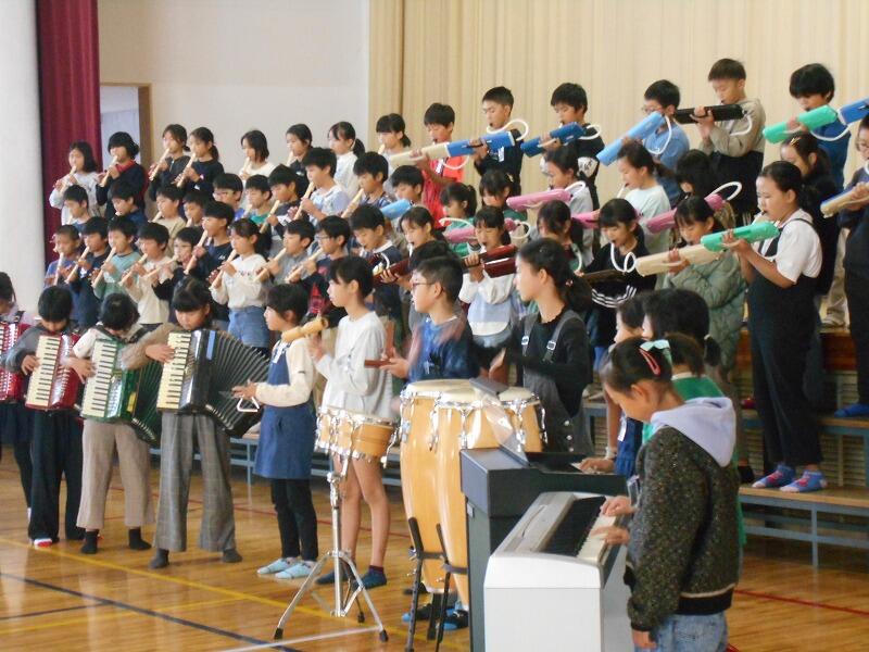 ４年生の音楽発表のようす