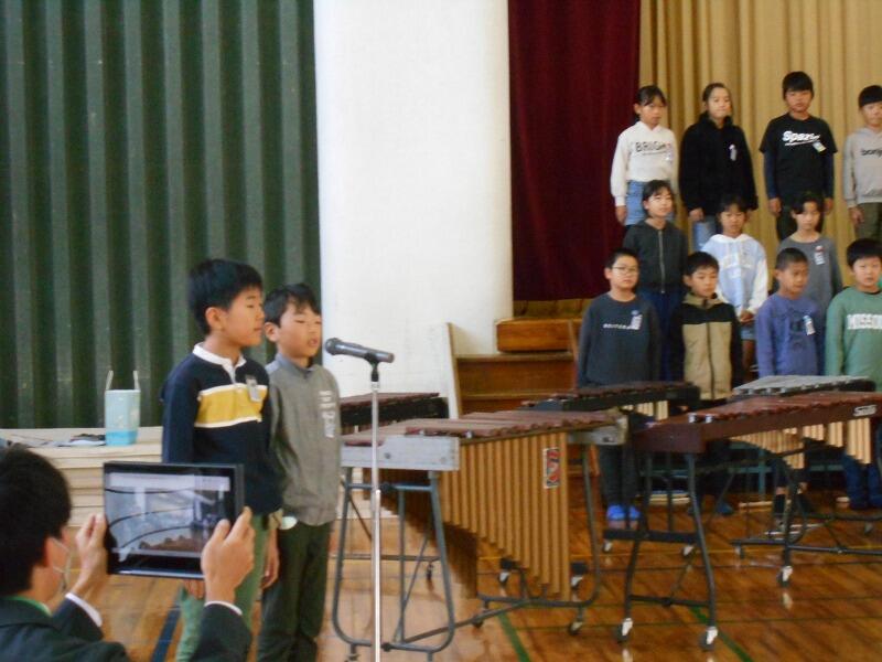 ４年生の音楽発表のようす