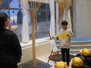 入館式のあいさつのようす