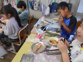 給食再現メニューのときの１年生のようす