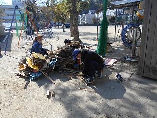 ＰＴＡの有志による奉仕作業のようす