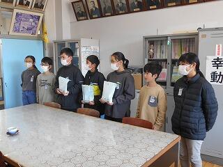 義援金引渡のようす