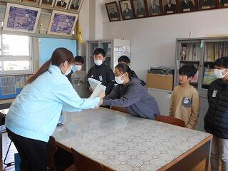 義援金引渡のようす