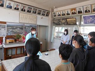 義援金引渡のようす