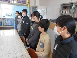 義援金引渡のようす