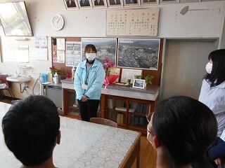 義援金引渡のようす