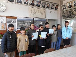 義援金引渡のようす