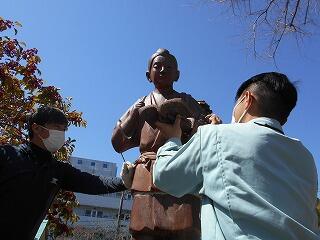 金次郎像の修理のようす