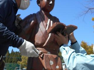 金次郎像の修理