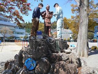 金次郎像の修理のようす