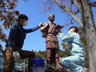 金次郎像の修理のようす