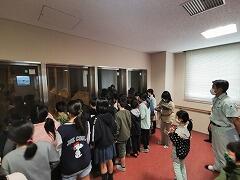 ゴミクレーンの様子を見学中