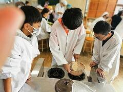 おこげもみんなにつぎ分けます