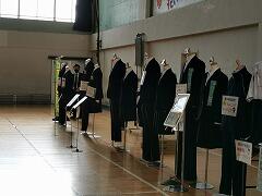 新デザインの標準服の展示