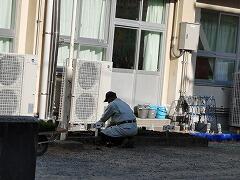 作業中の背中を遠くから