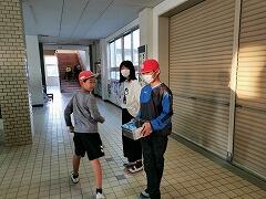 朝の募金活動の様子