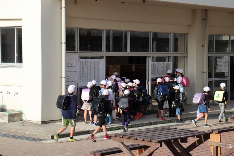 始業の日　新しいクラスを探している様子