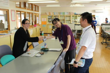 ６年生の先生方と一緒に