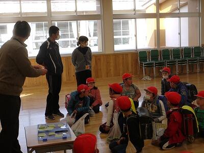 児童館に帰る子ども達