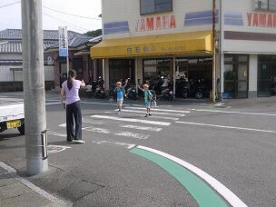 下校立番指導（秀樹銘木店付近）