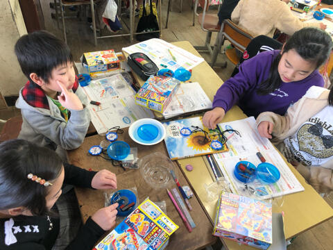 自分で考えた実験を行う子ども達