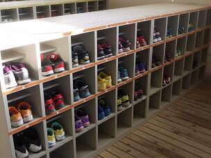 きれいにそろった靴箱の靴 きれいにそろった靴箱の靴