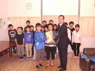 市社会福祉協議会の方に手渡しました