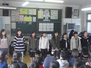 学年ごとに合唱