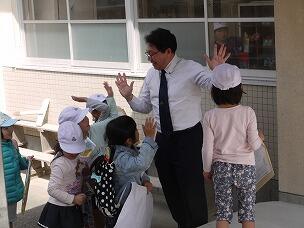 先生との別れを惜しむ1年生 先生との別れを惜しむ1年生