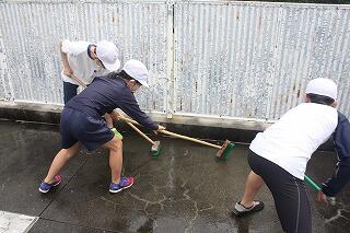 プール掃除のようす