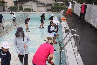 プール掃除のようす プール掃除のようす