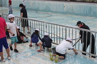 プール掃除のようす