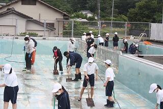プール掃除のようす