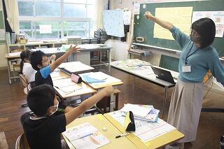 田島先生との外国語活動のようす（３・４年生）