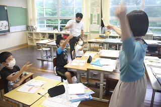 田島先生との外国語活動のようす（３・４年）