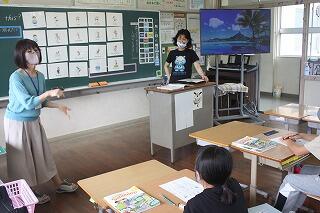 田島先生との外国語科授業のようす（５年）（