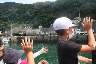 手を振ってお別れ