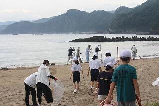 海岸清掃のようす