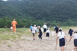 海岸清掃のようす