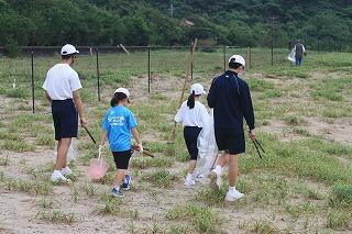 海岸清掃のようす