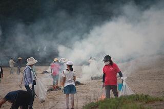 海岸清掃のようす 海岸清掃のようす