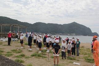 海岸清掃のようす
